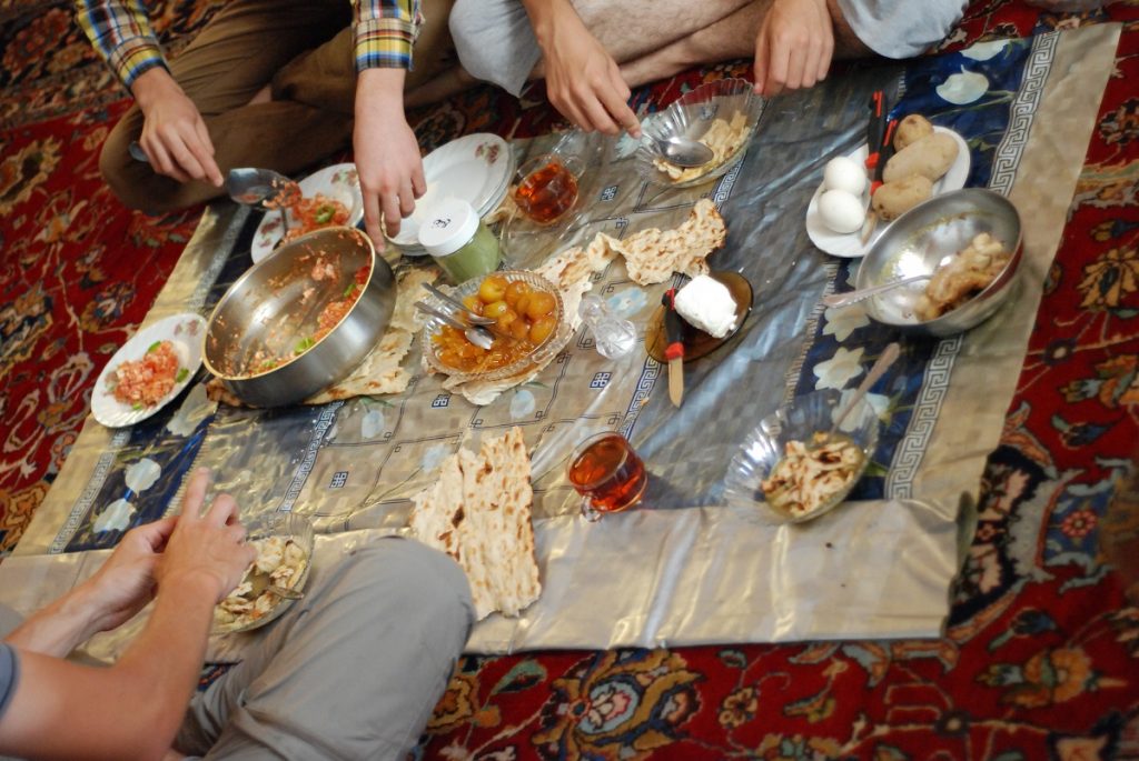 Irańskie śniadanie na ziemi