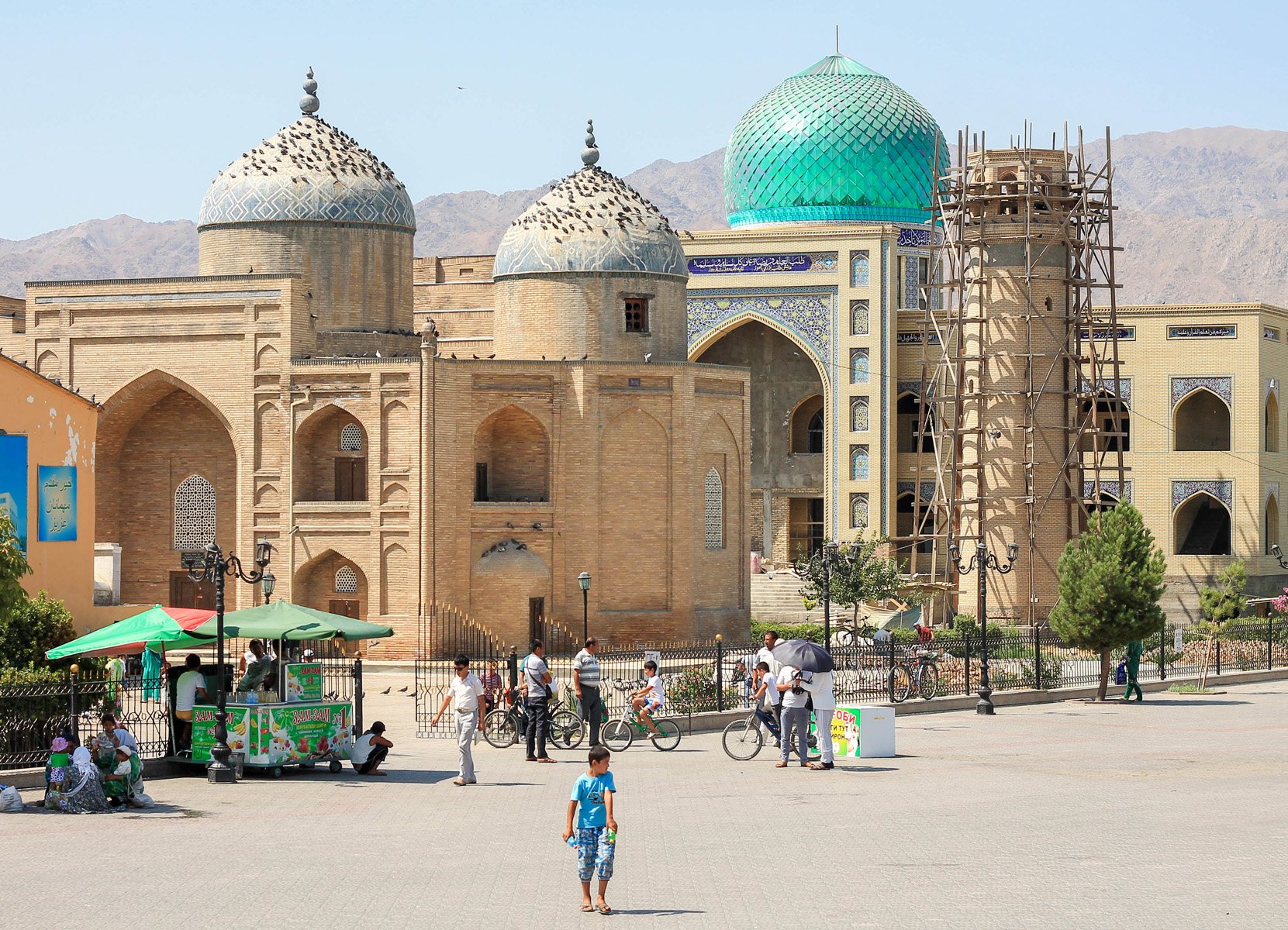 Główny rynek w mieście, z głównym meczetem.
