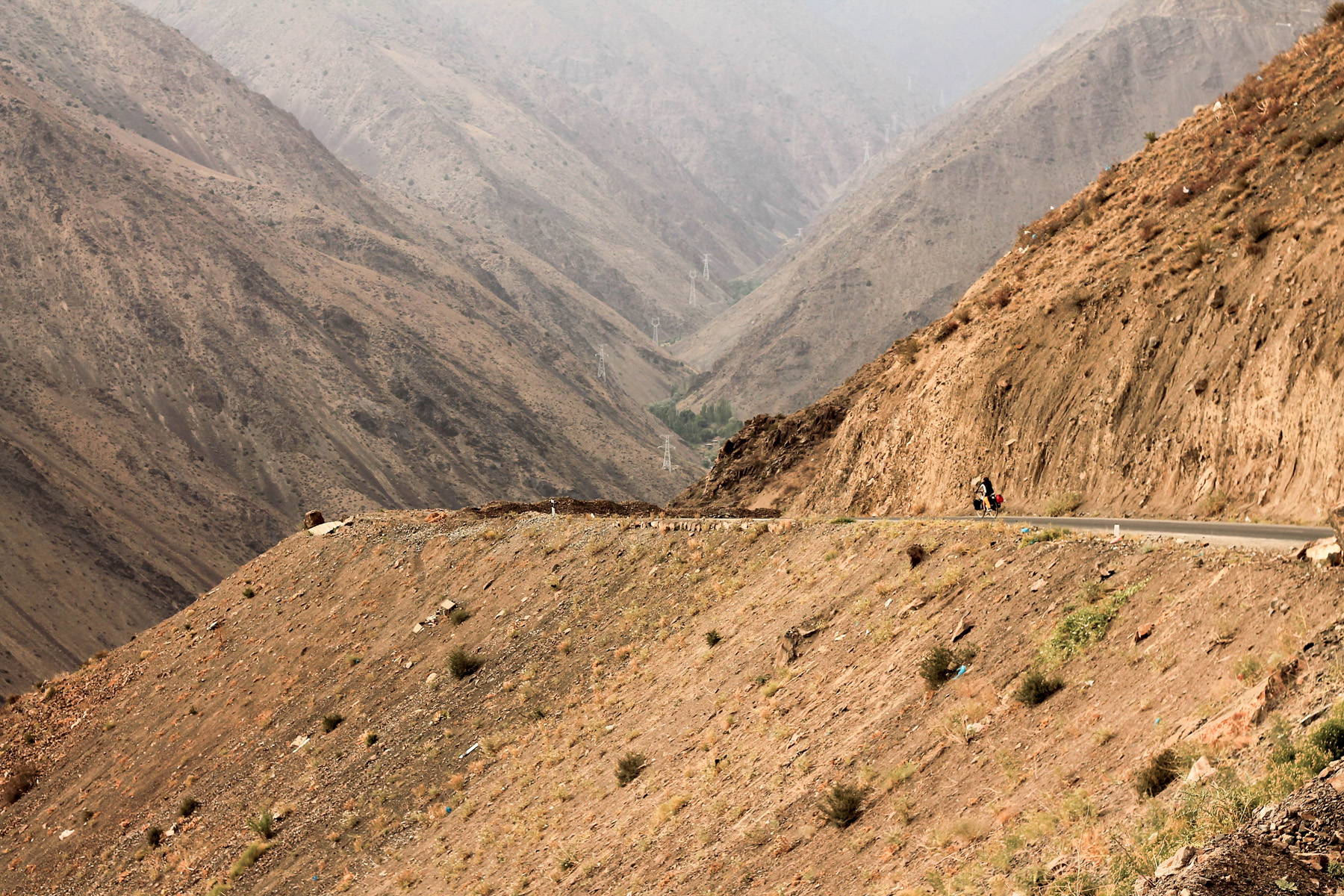 Górska droga pomiędzy przełęczami Anzob i Shahristan.
