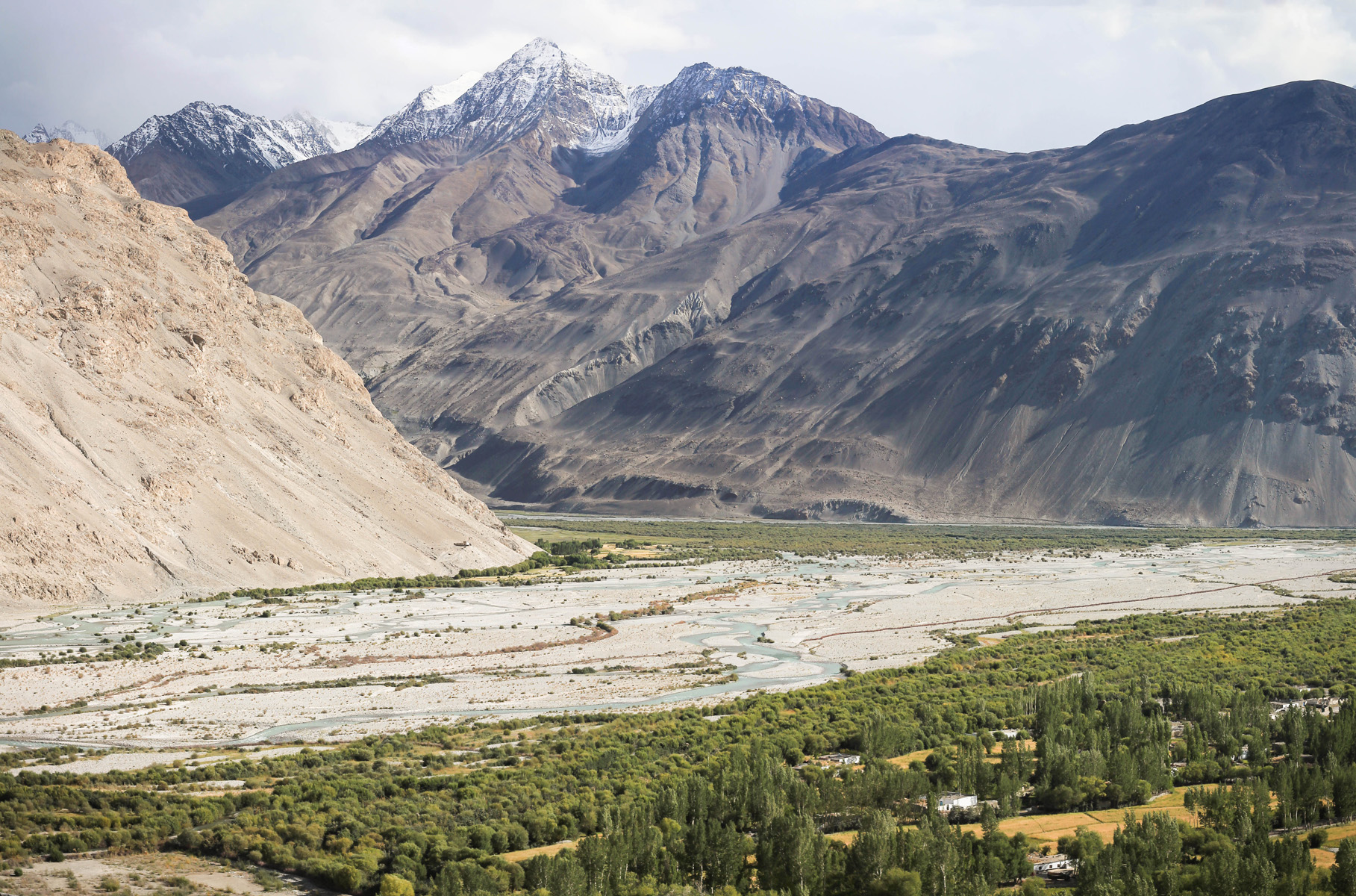 Korytarz Wachański w pełnej krasie. W tym miejscu wpadają do siebie rzeki Pamir i Tworząd rzekę Pandż