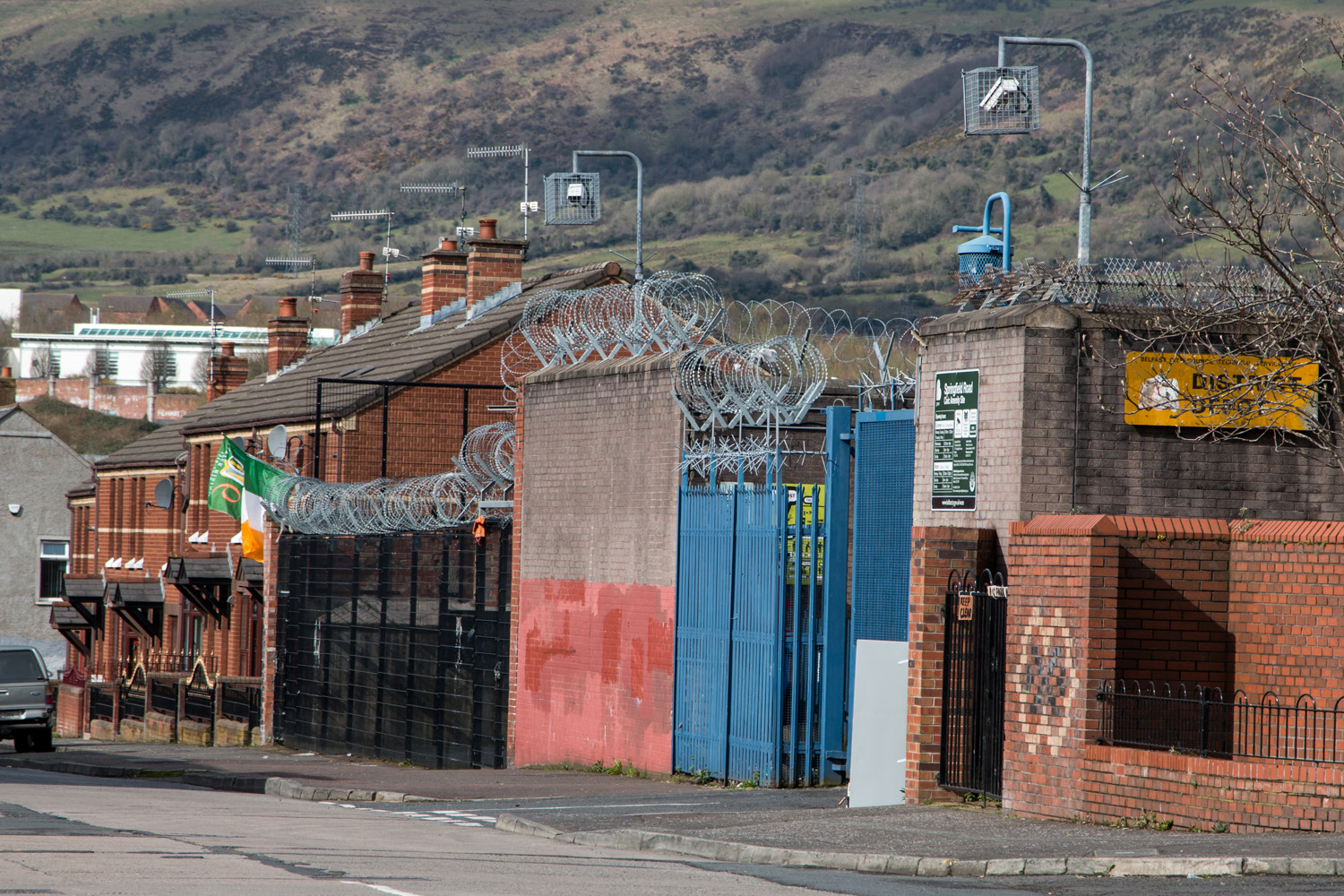 Mury nazywane "Ścianami Pokoju", który mają chronić jedną społeczność od drugiej, a których aktualna długość wynosi łącznie ponad 30 kilometrów. Znajdują się w Derry, Portadown i w kilku innych miastach Irlandii Północnej, ale to w Belfaście jest ich najwięcej.