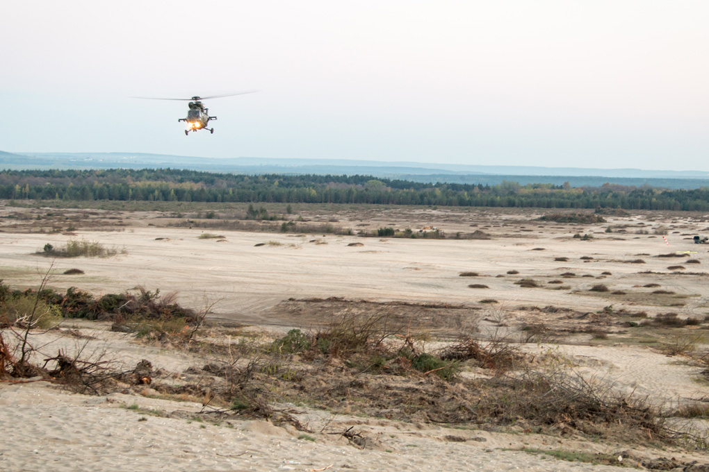 Ćwiczenia spadochroniarzy na pustynii bledowskiej