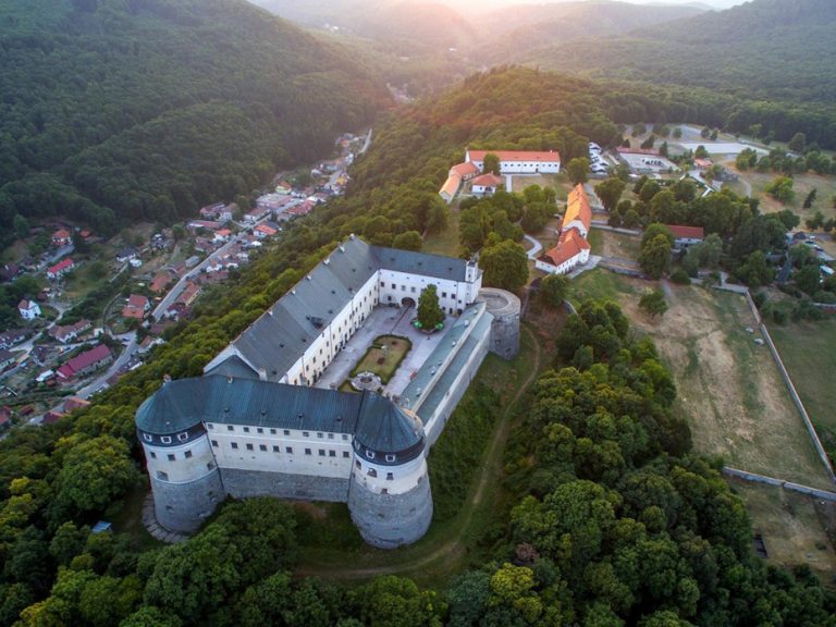 Zamki Na S Owacji Najpi Kniejszych Wartych Odwiedzenia Blisko Granicy